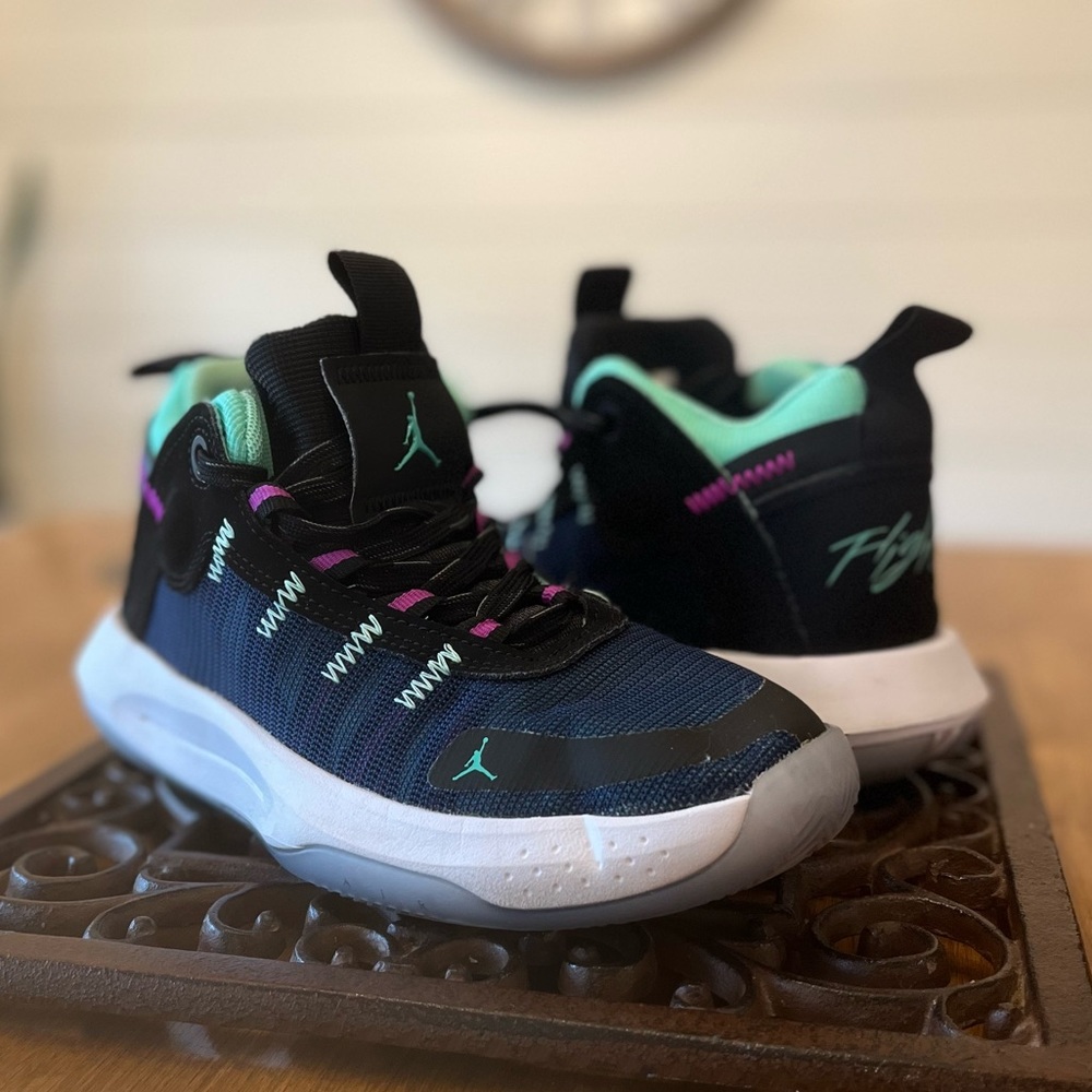 Gently USED Jordan Flights // boys size 4